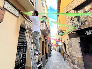 Rafael Lorenzo , presidente de La Asociación de Hosteleros de Los Herreros en las labores de decoración de la calle