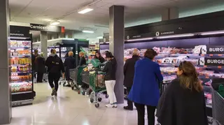 Gente comprando en un supermercado