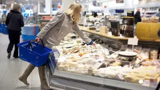 Una mujer compra en un supermercado. OCU