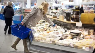 Una mujer compra en un supermercado. OCU