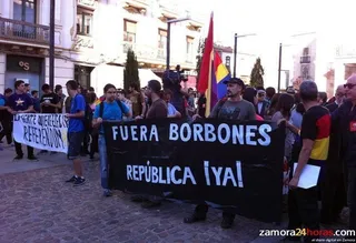 Un centenar de personas se manifiestan en Zamora al grito de “España mañana será republicana”