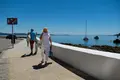 Una pareja camina hacia la playa en Pontevedra, Galicia (España). Elena Fernández - Europa Press. Archivo.