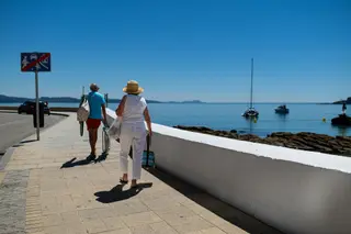 Una pareja camina hacia la playa en Pontevedra, Galicia (España). Elena Fernández - Europa Press. Archivo.