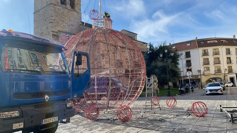 Montaje de la iluminación navideña de este año en la Plaza Mayor 2
