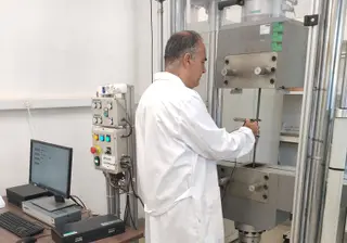 Un trabajador realiza un ensayo en uno de los Centros de Control y Calidad