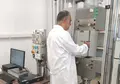 Un trabajador realiza un ensayo en uno de los Centros de Control y Calidad