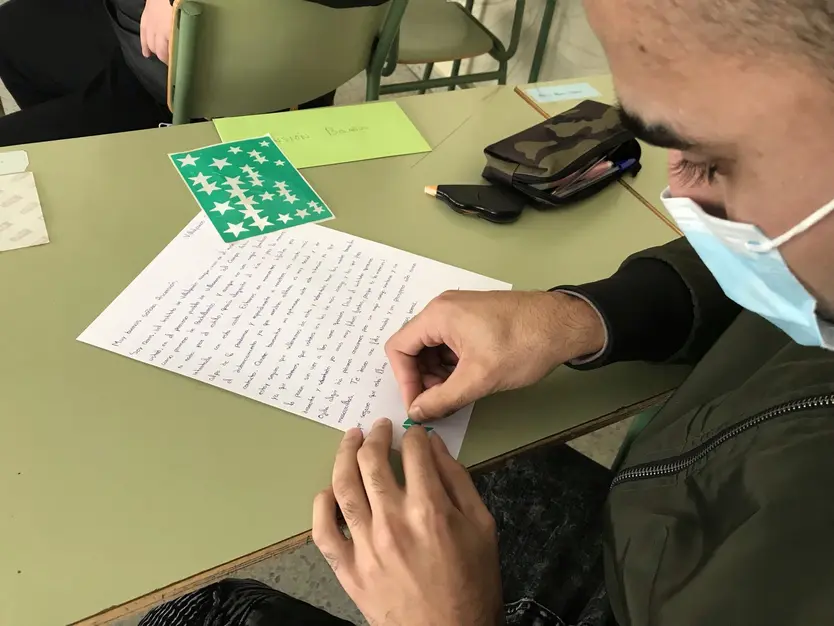 Uno de los alumnos escribe una carta