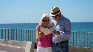 Una pareja mayor de viaje. Archivo