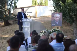 Mañueco ensalza la figura de Dionisio García Carnero en el primer aniversario de su fallecimiento