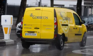 Una furgoneta de reparto de Correos. Eduardo Parra Europa Press Archivo