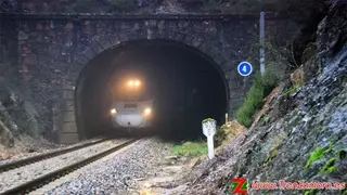 El tren de la línea Coruña-Zamora arrolla a un viandante en Robledo de Sanabria
