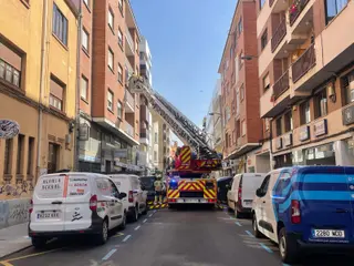 Los bomberos de Zamora durante su intervención este miércoles en la calle Pablo Morillo