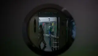 Un sanitario en el hospital de Zamora. Archivo