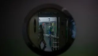 Un sanitario en el hospital de Zamora. Archivo