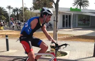 El deportista paralímpico Alejandro Sánchez imparte una charla sobre valores en el deporte