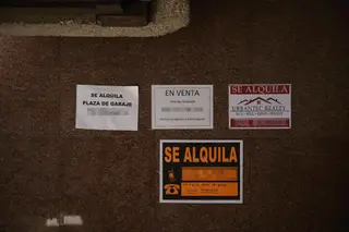 Carteles de venta y alquiler de viviendas y plazas de garaje Jesús Hellín Europa Press Archivo