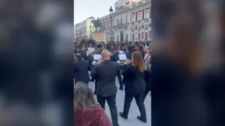La banda Maestro Nacor Blanco interpretando su música en la Puerta del Sol