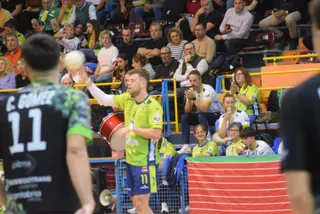Imágenes del partido entre el Balonmano Zamora y Balonmano Torrelavega B