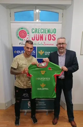 Chema Sánchez posa con la camiseta del InterSala