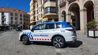 Coche de la Policía Municipal en la Plaza Mayor de Zamora