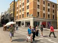 Una mujer se protege del sol con una sombrilla mientras pasea por la calle Santa Clara Foto: María Lorenzo