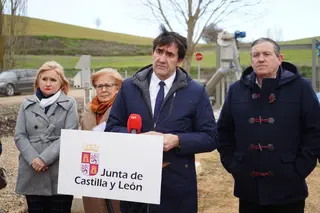 Suárez Quiñones en su visita a la depuradora de Villamor. ICAL