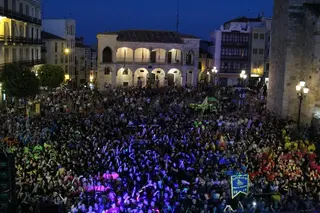 Una noche en la Plaza Mayor durante las fiestas de San Pedro. Archivo