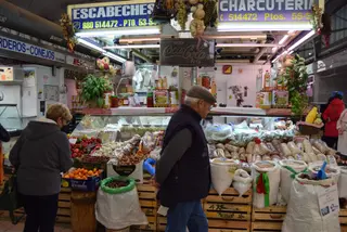 Los zamoranos acuden al Mercado de Abastos. Foto: Manel Hernández