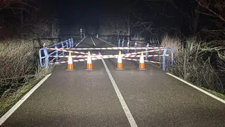 El río Castrón se desborda y obliga a cortar una carretera esta noche