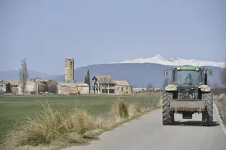 Archivo Un tractor en una carretera