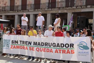 Concentración por la pérdida de servicios ferroviarios en Zamora