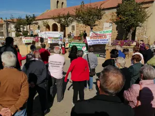 Concentración anterior en Faramontanos contra las macrogranjas
