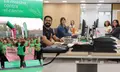 La marcha del año anterior (izda.) y algunos de los trabajadores de AECC Zamora (dcha.)