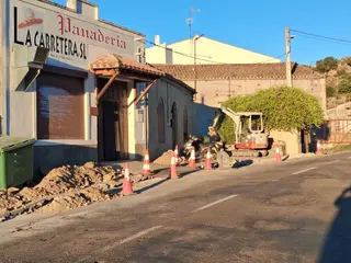 Fermoselle renueva la red de agua de una de sus calles para mejorar el caudal y prevenir incendios