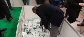 Momento de la selección de las papeletas agraciadas