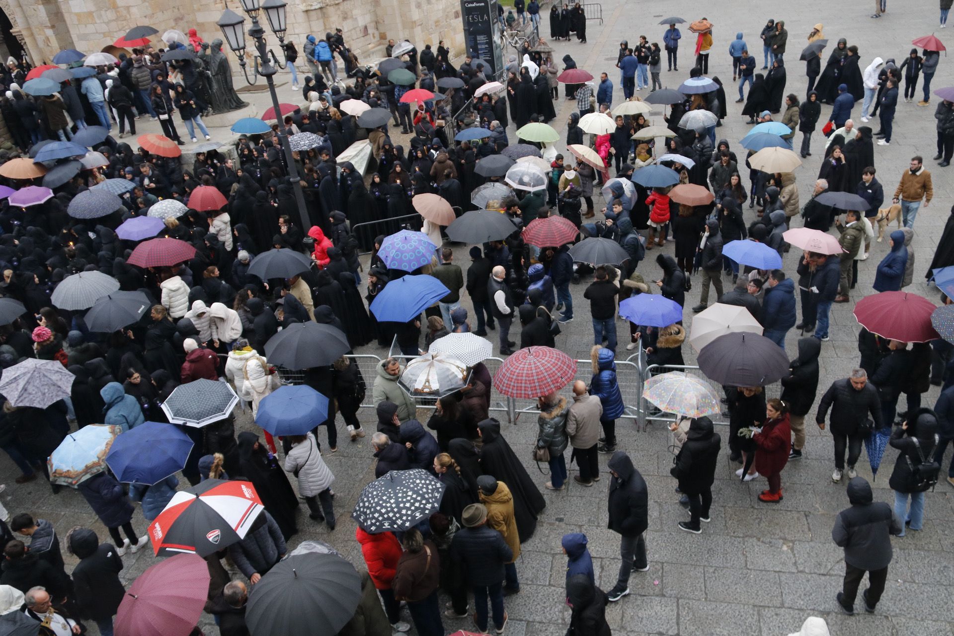 Suspensión de la procesión de la Virgen de la Soledad. FOTOS: Víctor Garrido