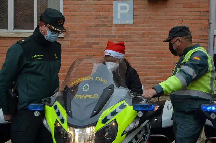 Los estudiantes del Divina Providencia agradecen con villancicos la labor de la Guardia Civil de Zamora 