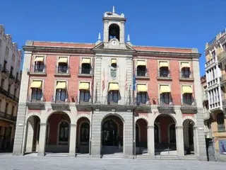 El Gobierno plantea congelar el salario de los funcionarios pero devolver 'moscosos'