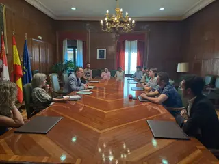 Usuarios del tren AVE Zamora - Madrid se reúnen con el subdelegado del Gobierno