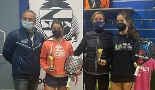 Elena Ferreira recibe el trofeo al final del torneo