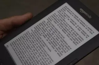 Un hombree lee en un ebook. Europapress