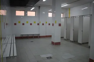 Vestuarios renovados en la piscina de Los Almendros