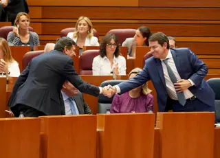 Leticia Pérez ICAL . El presidente de la Junta, Alfonso Fernández Mañueco, felicita al consejero de Economía y Hacienda, Carlos Fernández Carriedo, tras finalizar la votación sobre la aprobación del techo de gasto f