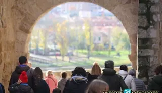 Personas pasean por Zamora