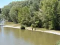 Dos pescadores en el río Duero a su paso por Zamora capital