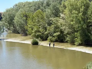 Dos pescadores en el río Duero a su paso por Zamora capital