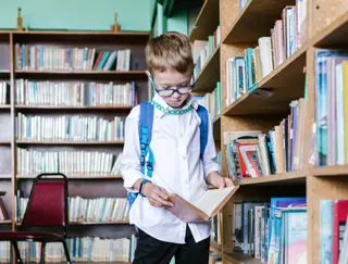 Un niño leyendo- Archivo