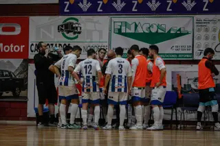 Jugadores del Atlético Benavente hacen piña. Archivo.