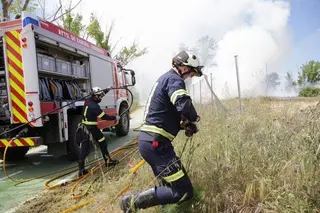 Amplio despliegue en la capital por un nuevo incendio a orillas del río