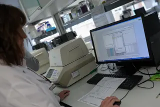 Una trabajadora con un ordenador Jesús Hellín Europa Press Archivo